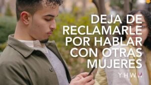 Deja de reclamarle a tu hombre por hablar con otras mujeres